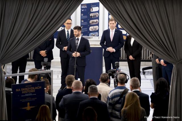 Prezes Urzędu Lotnictwa Cywilnego Julian Rotter podczas otwarcia wystawy