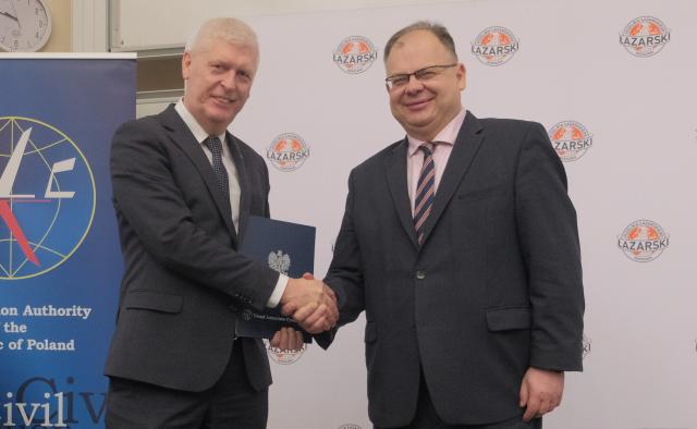 Mężczyźni ściskają dłonie, składają gratulacje.