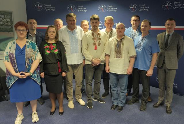 Zdjęcie przedstawicieli ukraińskiego nadzoru lotniczego.