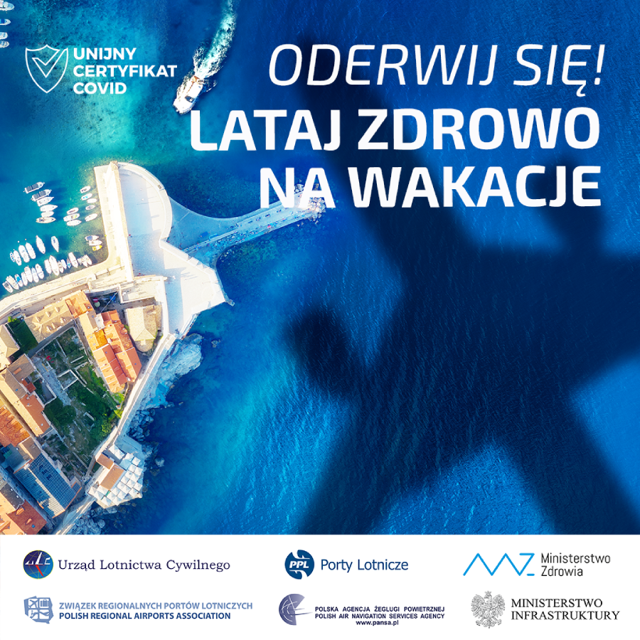 Ujęcie z lotu ptaka. Cień pasażerskiego samolotu nad miastem. Napis w prawym górnym roku: Oderwij się! Lataj zdrowo na wakacje. Poniżej logotypu partnerów akcji.