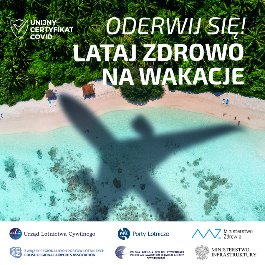 Ujęcie z lotu ptaka na plażę z pasem zieleni i morza. Napis w prawym górnym roku: Oderwij się! Lataj zdrowo na wakacje. Poniżej logotypu partnerów akcji.