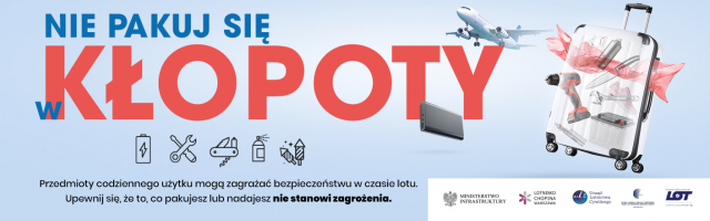 Na pierwszym planie duży napis "Nie pakuj się w kłopoty". Obok bagaż podręczny, z którego wypadają m.in. powerbank i suszarka. Walizka jest przezroczysta.