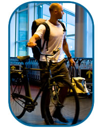 mężczyzna z rowerem