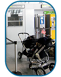 wózek dziecięcy na terminalu lotniska