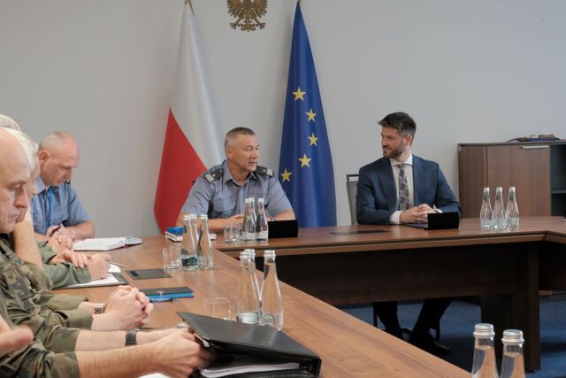 PRzy stole siedzą Prezes ULC Julian Rotter i Szef Władzy Lotnictwa Wojskowego gen. bryg. pil. dr inż. Grzegorz Ślusarz. Z lewej strony za stołem delegacja wojskową